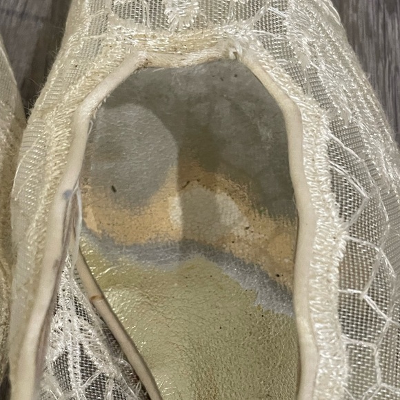 Stuart Weitzman Cream Lace 2in Heel for Formal Occasions - Picture 6 of 8